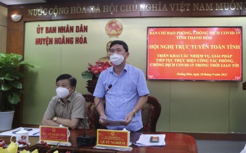 đồng chí Lê Sỹ Nghiêm  PBT HU  Chủ tịch UBND huyện  Phó trưởng thường trực Ban chỉ đạo phòng chống dịch Covid 19 huyện kết luận hội nghị tại điểm cầu huyện.jpeg